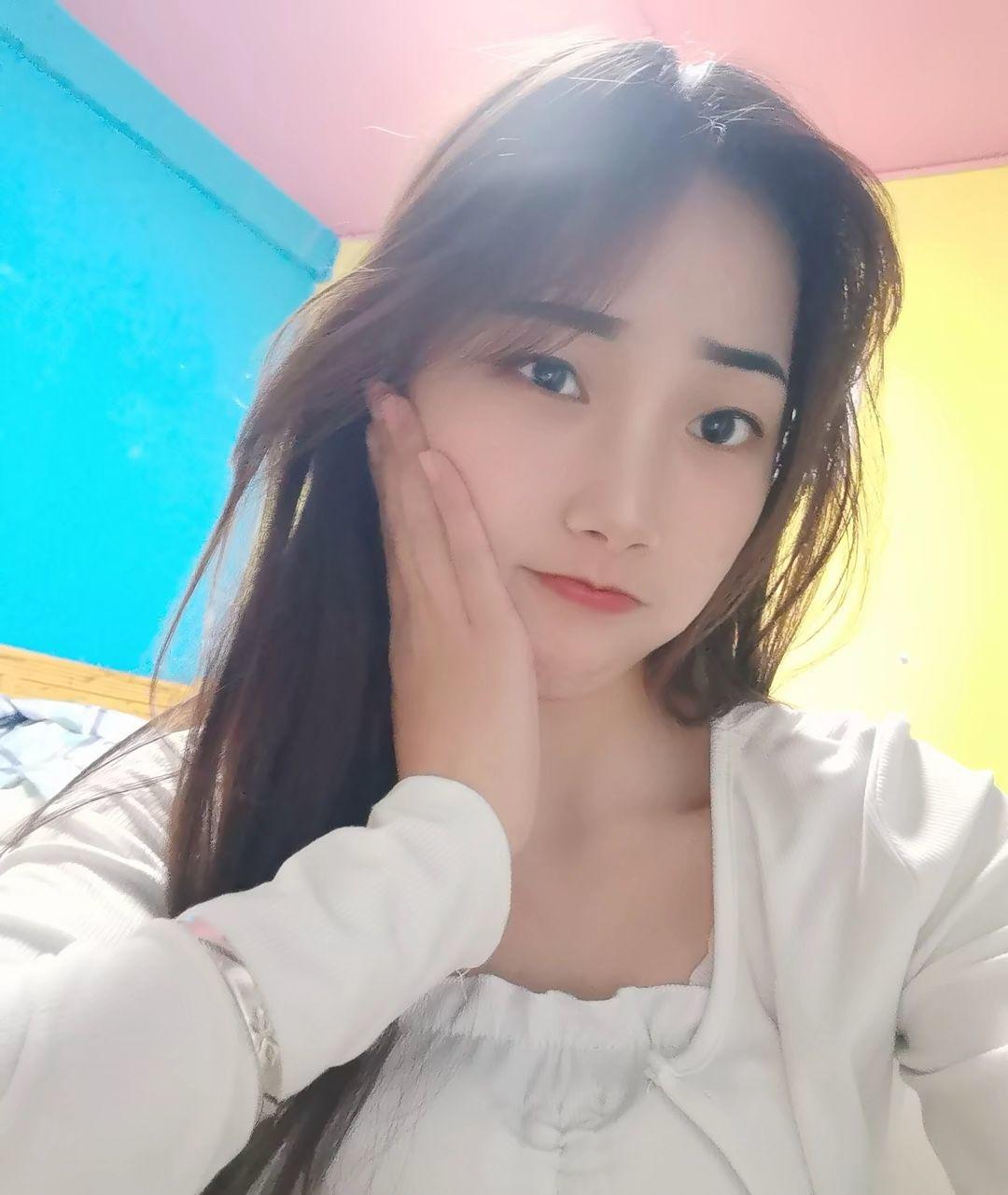 一个年轻的妹子，身材服务都很好